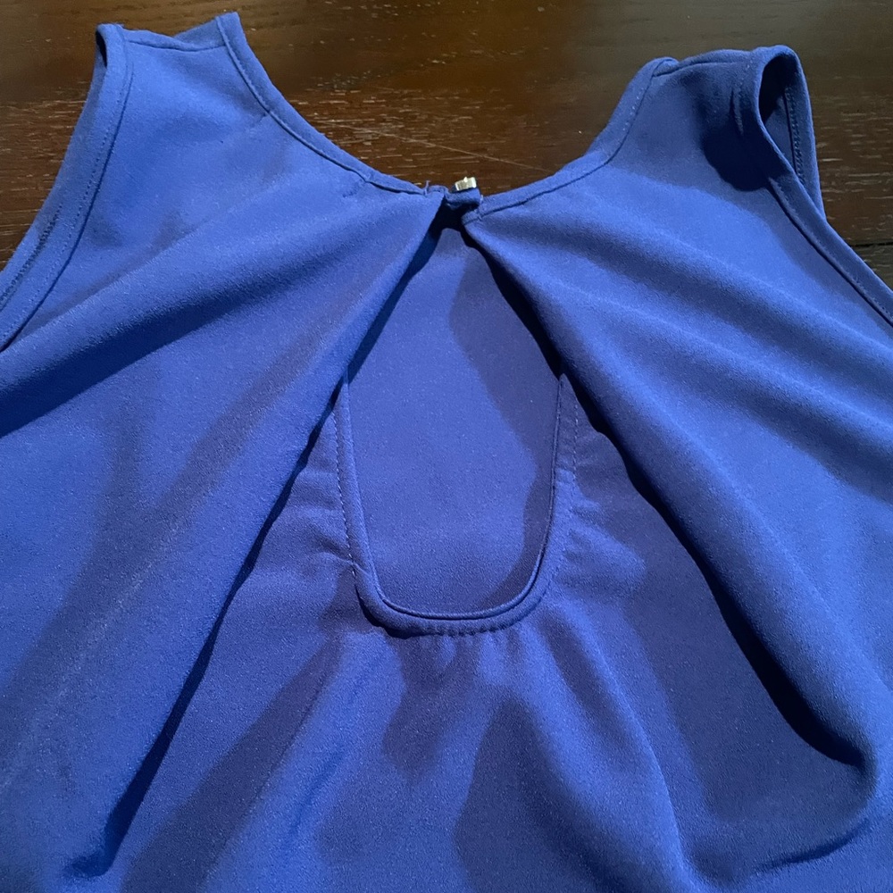 What you see is the back of the dress, because it’s a dress like no other!